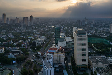 Obraz premium Jakarta Skyline on sudirman street during the golden hour. 