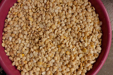 Ingredientes frescos para preparar el plato tradicional de la fanesca durante la semana santa en Ecuador