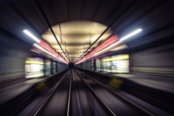 Fototapeta na wymiar Transporte público em velocidade, trem metropolitano em túnel.