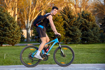Naklejka premium Urban biking teenage boy racing bike in city