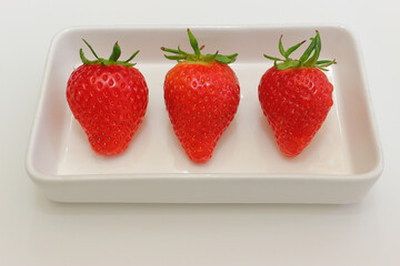 봄에 맛볼수 있는 제철과일, 맛있게 잘익은 딸기