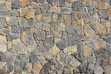 제주도 월대천에서 보는 잘 쌓아올린 현무암돌벽