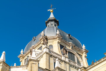 Fototapeta premium Cathedral church Catedral de Santa María la Real de la Almudena in front of the royal palace, Madrid spain