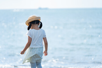 海辺を散歩する子供