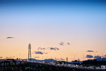 夕焼けの空に染まる地方の高速道路の風景