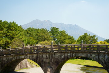 Fototapeta premium 石橋記念公園の西田橋から見える桜島の風景