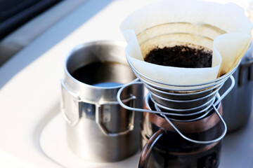 コーヒー豆から挽いた淹れたてのホットコーヒー