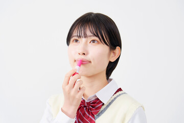 口紅を塗る女子高生　白背景