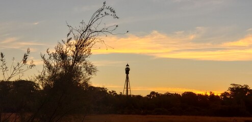 Faro al atardecer