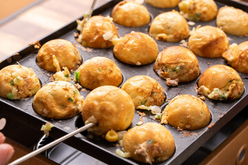 たこ焼きを焼く手　Japan