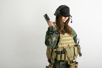 迷彩服を着て銃を構える女性　camouflage
