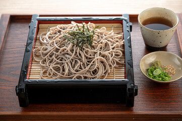ザルに盛られた美味しそうなソバ