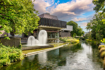 Christchurch Town Hall, the Ferrier Fountain and the Avon River, New Zealand - obrazy, fototapety, plakaty
