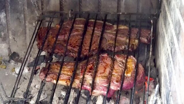 Chuletones en un parrilla a la brasa