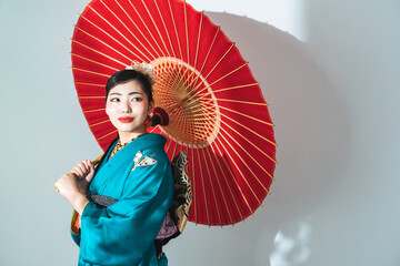 和傘をさす着物の女性