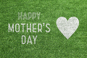 HAPPY MOTHER'S DAYとハートマークが書かれた芝生