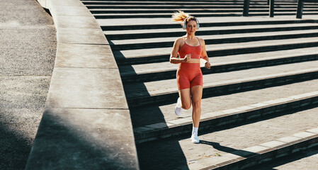 Female runner burning calories with a cardio workout - obrazy, fototapety, plakaty