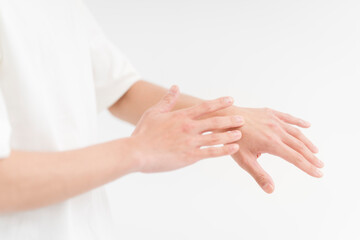 Fototapeta premium メンズビューティー/ネイルケア/ハンドケア/ 手を保湿している