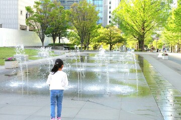 child playing with fountain