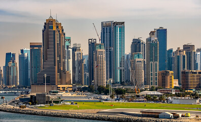 Fototapeta na wymiar Dubai Harbour DUBAI, VAE Das Panorama mit den Wolkenkratzern der Innenstadt. 