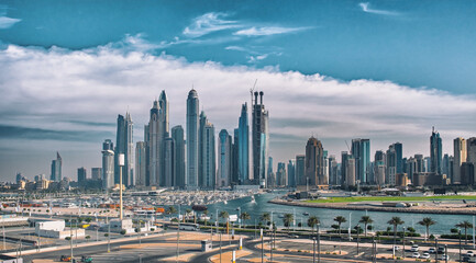 Obraz premium Dubai Harbour DUBAI, VAE Das Panorama mit den Wolkenkratzern der Innenstadt. 