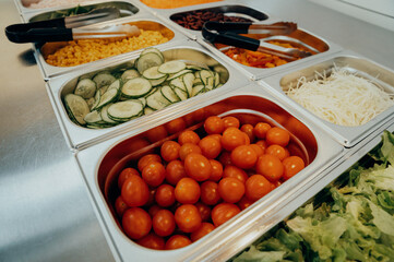 Bunte Frische an einer Salatbar in einer Kantine