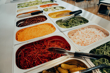 Bunte Frische an einer Salatbar in einer Kantine