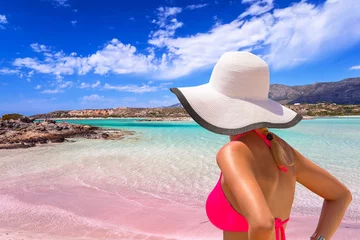 Photo sur Plexiglas  Plage d'Elafonissi, Crète, Grèce Woman in hat enjoying sun holidays on the pink Elafonissi beach in Greece