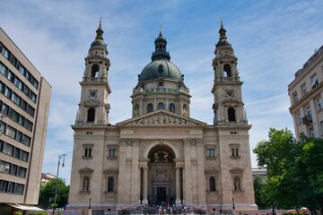 Fototapeta na wymiar Low-angle shot of a Roman Catholic basilica, St. Stephen's Basilica in Budapest, Hungary