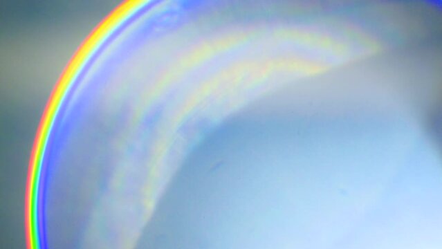 収差の多い古いレンズの七色の輪とプリズムが目立つレンズフレア　光