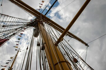 many different colored ropes are on the masts of an old tall ship