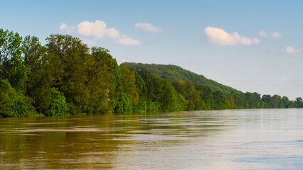 Obraz premium Rives de la Garonne, dans le département du 47