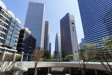 晴れ渡った西新宿サインリングから超高層ビル群