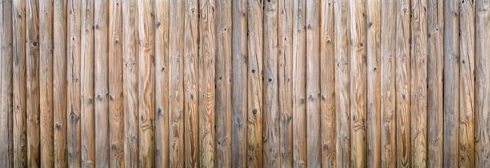 Sichtschutz Zaun aus dicken Rundhölzern mit starker Holzmaserung, Detail als Panorama
