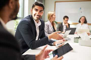 Business Leute arbeiten diskutieren in einem Meeting
