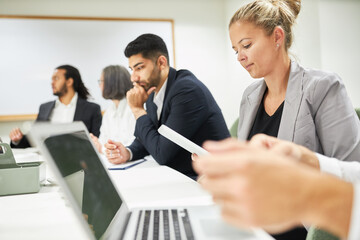 Gruppe Business Leute als Trainees im Computer Kurs