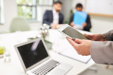 Business Frau mit Tablet Computer und Laptop PC online