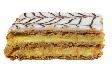 vue rapprochée d'un gâteau mille-feuille	isolé sur un fond blanc