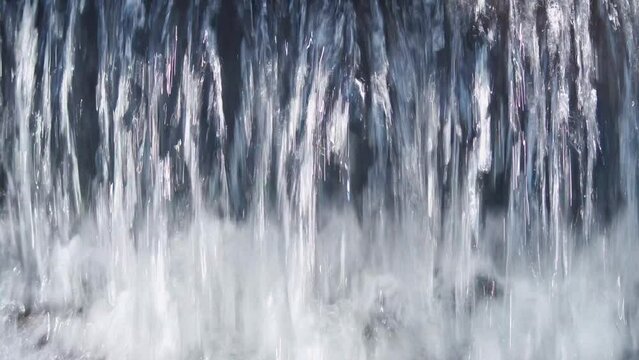 激しい水流の正面のアップ
