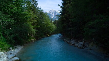 Obraz premium Der Fluss zum Berg