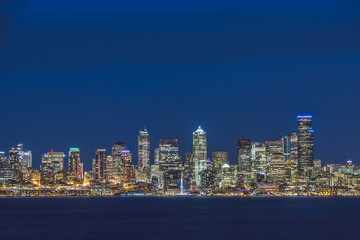 Obraz premium Seattle Skyline bei Nacht. Seattle, Washington, USA