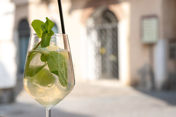 Włoski drink o nazwie hugo, alkohole, prosecco, woda, limonka, lód, syrop z kwiatów czarnego bzu, pyszny, odświeżający,  © Aga Bak