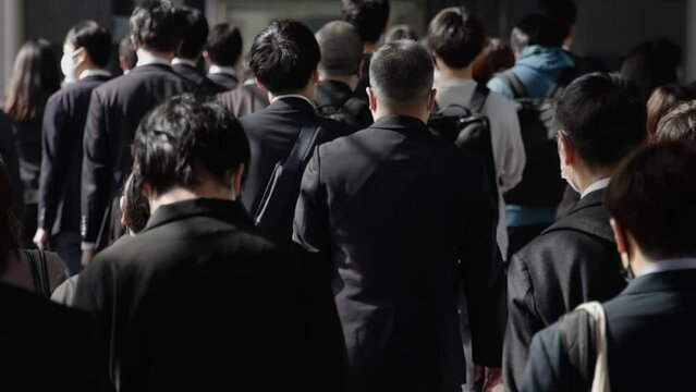 通勤するビジネスマンたちの後ろ姿のスローモーション撮影