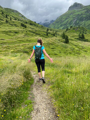 Frau die in den Alpen spaziert