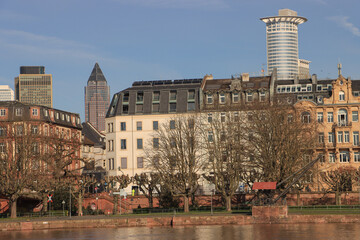 Frankfurter Untermainufer am Herkuleskran