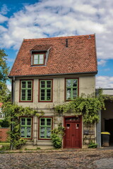teterow, deutschland - altes haus mit begrünung