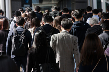 通勤する人たちの後ろ姿