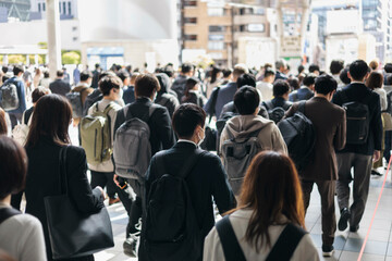 通勤する人たちの後ろ姿