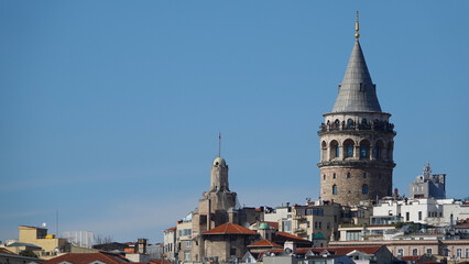 Obraz premium Istanbul city skyline in Turkey, Beyoglu district old houses with Galata tower on top, view from the Golden Horn in Eminönü side.