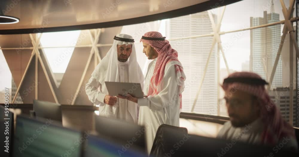 Aufkleber two young muslim financial advisers use laptop computer to discuss a stock market strategy in a mode